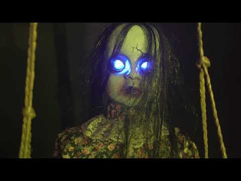 Bambina Horror su Dondolo con Luce Suono Movimento Animatronica alto 1m